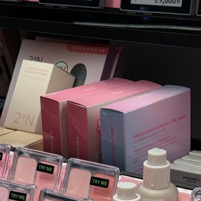 셀리언니 on Instagram: "✨ 8월 올영픽 추천템 ✨
이번 달 저를 심쿵하게 만든 건 바로
💖 투에이엔 러브 버블 컬렉션 💖

⸻

🎨 컬러 플레이 듀얼 라이너
하나로 아이라인 + 포인트 컬러까지!
아침에 한 번 그리면, 하루 종일 번짐 없이 깔끔해요.
메이크업 초보도 손쉽게 예쁜 눈매 완성 👀💫

⸻

💎 롱 웨어링 파운데이션 미니
무너짐 걱정 없이 아침~저녁까지 보송
수정 화장 없이 하루 종일 피부가 예쁜 상태 유지!
파우치에 쏙 들어가는 미니 사이즈라 휴대성도 굿 👍

⸻

💌 총평
귀여움, 지속력, 실용성까지 다 잡은
이번 달 올영픽 진짜 인생템
올리브영 가면 꼭 테스트해보세요❣️

⸻

💚 다른 투에이엔 제품 보러 가기 💚
👉 https://bit.ly/3YYFX8Q

#올영픽 #올리브영추천템 #올영필수템 #러브버블컬렉션 #롱웨어링파운데이션미니 #컬러플레이듀얼라이너"