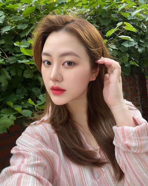 수선화 on Instagram: "#광고 렌즈로 기분전환 〰️그린vs브라운 모가 조아? 🫧🩵 • • • • #아이돌렌즈 #렌즈모델 #뷰티모델 #렌즈추천"