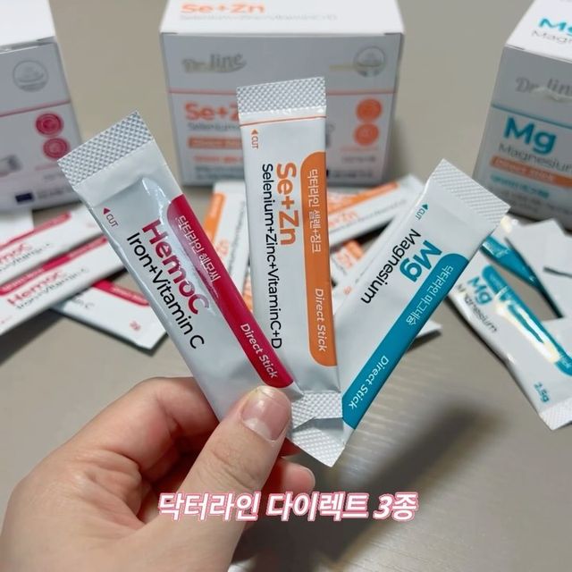 Seulgi Jang on Instagram: "#광고 지만 찐 리뷰😉
#닥터라인 #다이렉트 3종 #유럽영양제

#건강 챙겨야할 나이가 되서 그런지
요즘 부쩍 관심이 늘어난 영양제🧐

유럽 10대 건강기능식품 제조사 
ErgoPharma(slovenia)의 특수공법과
인증받은 제조시설에서 만들어져 믿음이 가는 제품🤗

1포씩 개별포장에 휴대하기도 간편하고
이지컷팅으로 쉽게 섭취 가능😬

3종 모두 고운 분말 타입에 
텁텁하지 않고 상큼한 맛이라
물없이도 입안에서 사르르 녹는다💕
그래서 더 잘 챙겨먹게 되는 것 같은🙃

🟥닥터라인 헤모씨 다이렉트 ( #철분제 )
✔️ 섭취대상 : 모든 여성 및 철분이 필요한 남성
✔️ 섭취량 -일반여성 : 철분12g (1포) 
 -임산부 : 철분 24g (2포)
✔️맛있는 철분과 비타민C를 한번에 섭취👌

🟧닥터라인 셀렌징크 다이렉트
✔️셀레늄• #아연 •비타민C+D를 한번에 섭취👌
✔️면연력과 항산화 뼈건강에 필요

🟦닥터라인 마그네슘 다이렉트
✔️ 인체에서 4번째로 많은 양을 차지하는 물질이자 뼈의 구성요소로 외부로부터의 섭취가 반드시 필요한 마그네슘
✔ 섭취량 : 1일 1회 1포

💊섭취방법
아침 공복 : 철분+비타민C #헤모씨
점심 또는 오후 : 아연•셀레늄(이뮨) #셀렌징크
저녁 또는 자기 전 : #마그네슘

‼️칼슘 드시는 분들 주목‼️
칼슘+철분 or 칼슘+마그네슘은 같이 섭취하지 마세요! ❌
두 영양제가 서로의 흡수를 방해하기 때문에
최소 2시간은 간격을 두고 섭취하시길🙏

#THMALL @thmall_official"