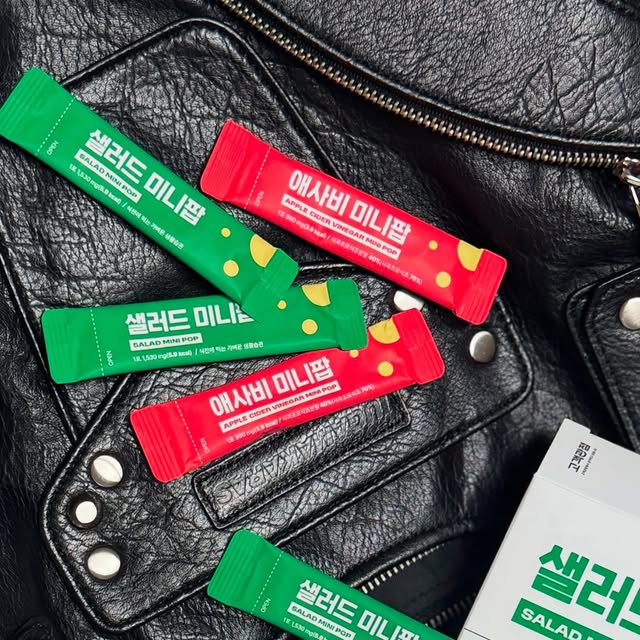 행복한 배카의 삶 on Instagram: "#광고
💪
요즘 식단 관리할 때
식전 샐러드➕식후 애사비
이 루틴 챙기시는 분들 많잖아요?
근데 애사비는 솔직히… 
그냥 식초 먹는 느낌이라 따라놓고 
한참 쳐다보다 결국 버린 적도 있었어요…? 😭

그런 저한테 완전 찰떡이었던 조합✔️
‘고객관점’의
🥗샐러드미니팝&애사비미니팝🍎

작고 가벼운 정제 타입이라
🧳가방에 쏙 들어가고
하나씩 꺼내 먹기 너무 편하고
새콤달콤한 애사비미니팝은
식후 입 심심할 때 마무리 루틴으로 
딱이에요 🍬✨

🍋 맛도 생각보다 훨씬 괜찮았어요
“이게 애사비 맞아?” 싶을 정도로
식초 특유의 그 쎈 느낌 없음!
새콤달콤해서 씹어 먹어도 부담 없더라구요😋

📍요즘 저는
✔ 출근 전에 샐러드미니팝
✔ 점심 후엔 애사비미니팝
요렇게 챙기니까
괜히 뿌듯하고 과식도 덜 하게 되는 느낌이에요💚
진짜 부담 없는 가벼운 한 입 루틴!

자세한 소개는
고객관점.com에서 확인 가능해요👋
‘고객관점’이란 브랜드명처럼,
진짜 소비자 입장에서 잘 만든 제품 느낌이에요 ㅎㅎ

@foryu.lab

#샐러드미니팝 #애사비미니팝 #고객관점
#포만루틴 #식전간식 #다이어트간식
#애플사이다비니거 #식전야채식사법
#식전습관 #새콤달콤"