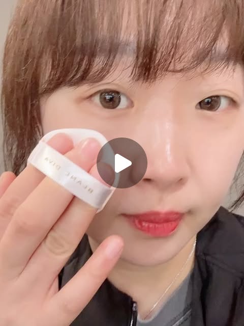 한경화 on Instagram: "#협찬 블랑디바 글림 커버리지 쿠션 쿠션 대비 4배 작은 쿠션 입자가 주름과 모공사이에 촘촘하게 초밀착되어 모공/홍조/트러블/흔적 등 완벽 커버🧡 2중 파우