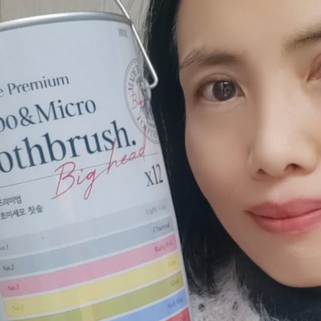 뷰티레 on Instagram: "#광고 😘[지그비] 빅헤드칫솔

🥰케이스도 정말 예쁘고 고급스러워서 
선물용으로도 딱이에요!

지그비 빅헤드칫솔 
헤드가 커서 한 번에 넓게 닦이는 느낌이라
양치 시간이 확실히 줄었어요.

모가 부드러운데 힘은 있어서
잇몸 자극 없이 개운한 마무리✨
매일 쓰는 칫솔, 이런 디테일 중요하네요.

https://smartstore.naver.com/zigbee/products/11755678945

#지그비칫솔#빅헤드칫솔#칫솔추천#지그비
박하선칫솔대왕칫솔빅헤드칫솔초미세모"
