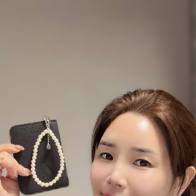 zks6795 ⭐️ 상크미 on Instagram: "#광고

가끔은 ‘나를 위한 선물’을,
또 가끔은 ‘소중한 누군가를 위한 선물’을 찾게 되죠😘
그럴 때 마음을 가장 예쁘게 전해주는 브랜드가 있다면 
바로 티르리르(TirrLirr) 💫

티르리르는 ‘부드러움 속의 단단함’을 담은
여성스러운 감성 브랜드로,
작은 순간까지 빛나게 하는 
‘감정의 언어’를 디자인한다고 해요~

이번에 만난 티르리르 탄생석 지갑은
각 달을 상징하는 탄생석을 포인트로 더해,
소중한 의미를 담은 특별한 액세서리로 완성되었어요.
은은한 컬러감과 고급스러운 디테일,
손끝에서 느껴지는 부드러운 소재감까지
사용할수록 그 섬세함이 전해지네요🤩

그리고 더 특별한 이유 ✨
‘카카오 선물하기 단독 상품’으로 
만나볼 수 있는 한정 구성!
가까운 이에게 마음을 전하기 딱 좋은,
‘소장 가치 있는 선물’이에요🎁

받는 사람의 탄생석을 골라 선물한다면
그 순간이 하나의 감동적인 의미로 남을 거예요!
당신의 마음을 가장 티르리르답게 전해보세요💖
.
.
.
@tirrlirr_official

#티르리르 #지갑선물 #탄생석 #KAKAO 
#카카오선물하기 #카드지갑 #선물추천"