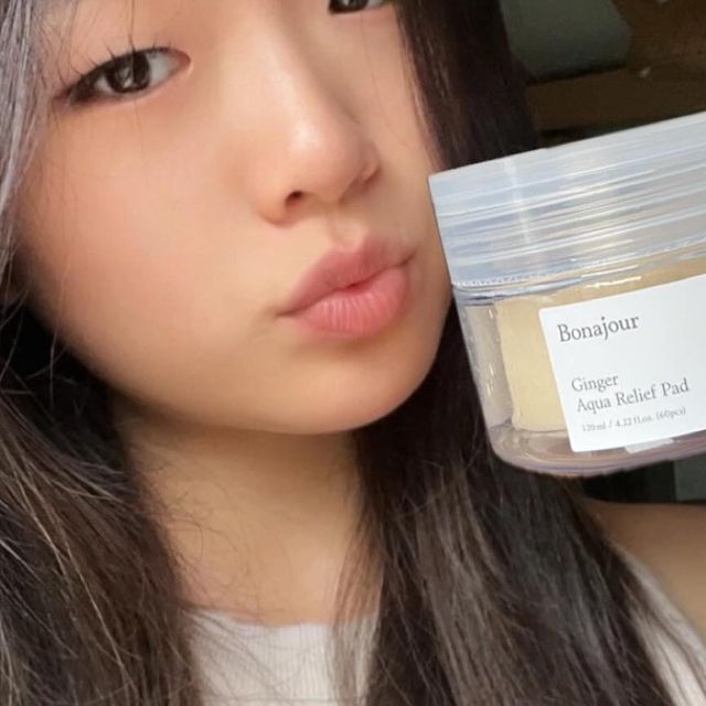 다온 on Instagram: "#collab #광고  @bonajour_official 🫚🌸 
요즘같이 일교차가 심해 건조하거나 화장 후 화장이 뜰 때 사용하기 좋은 진저패드에요!
자극감도 없고 사용 후 피부 화장도 너무 잘 먹어요💗
진저패드는 민감한 피부를 위해 저자극 각질케어, 장벽 보호에 효과적인 진저롤&생강추출물을 사용한 토너 패드에요
생강 냄새가 안나고 100% 생분해무표박 친환경 거즈 패드라서 안심하고 사용 할 수 있어요🌷

#광고#보나쥬르#진저아쿠아릴리프패드#진저패드#토너패드#진정패드#비건토너패드#토너패드추천#응급진정#bonajour#천연화장품#제품제공"