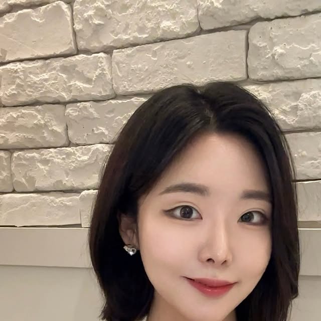 린 on Instagram: "#광고
@tirrlirr_official
#티르리르 만의 부드럽고 여성스러운 무드🩰
매끈한 소가죽 텍스처에 #탄생석 참이 은근한 포인트,
이 감성은 오직 #카카오선물하기 단독 구성에서만 💙

#지갑선물 #KAKAO #카드지갑 #선물추천"