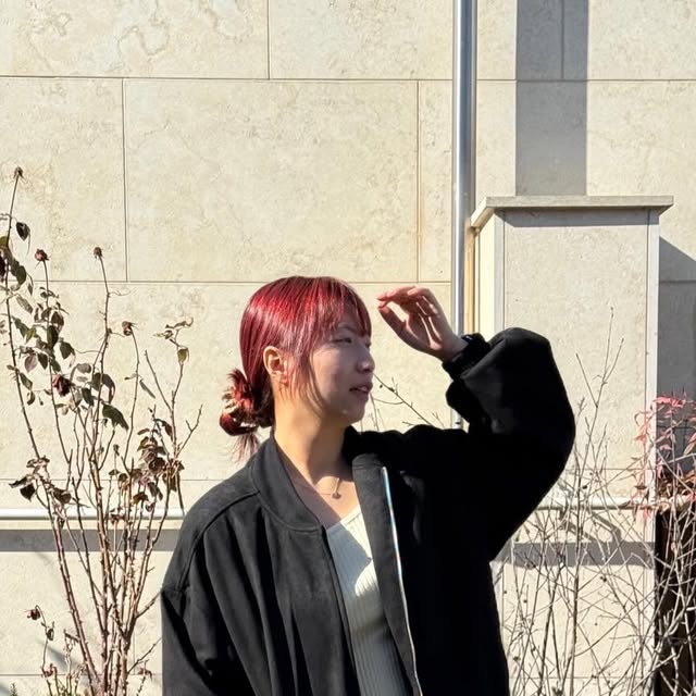 Three_2🌱 on Instagram: "#광고

가볍게, 스트릿하게 입을 수 있는 스웨이드 블루종 자켓_
보통 스웨이드 질감보다 부드럽고 깔끔한 디자인이라 편안하게 입을 수 있어요.
부담스럽지않은 카라 실루엣과 밴딩으로 핏이 안정감 있어요.
트레이닝복, 단정하게 입을 수 있는 옷까지 레이어드해서 입을 수 있는 자켓,

#스탠다드에러  #STANDARDERROR #남여공용자켓  #자켓"
