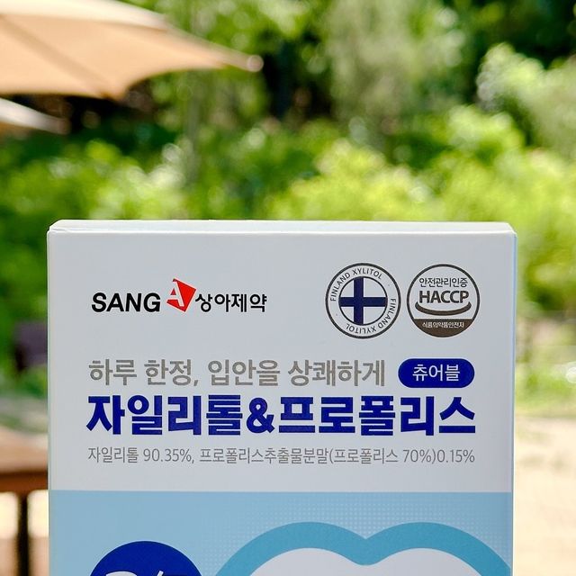 ෆ on Instagram: "#광고 #협찬 

자일리톨과 프로폴리스의 만남이라니☁️
하루 하나씩 까서 먹고있는데 입안 텁텁함도 없고
입이 심심하지 않아서 중독되는 것 같아요🫨💛

자일리톨 함량이 무려 90.35%!! 설탕,향료,색소는
첨가물이 무첨가라고 해요 ๑•‿•๑ 호주산 프로폴리스,
현지 생산 100% 핀란드산 자일리톨이라 믿고 먹는
요즘 제 최애템이랍니다 ㅎㅎ 하나씩 먹고 있으면
옆에서 아이가 비타민인 줄 알고 탐내는 바로 그것🩵

자주 장보러 가는 트레이더스(안산점)에 판매해서
다 먹으면 꼭 구매할 것 같은 제품인데요! 공식몰에서도
구매가 가능하지만 트레이더스 5곳에서도 구매가 가능!!
(송림점, 안산점, 월평점, 킨텍스점, 연산점)⭐️⭐️⭐️
(상아제약 공식몰 상아팜에서도 구매가능)

위생적이고 부피가 작아 가방에 넣어다니기도 너무 좋아요!
저처럼 건강한 캔디 찾으시는 분에게 강추! ୧⃛(๑⃙⃘◡̈๑⃙⃘)୨⃛♥

🏷️ 𝚃𝚑𝚊𝚗𝚔 𝚢𝚘𝚞 @sanga_pharm"