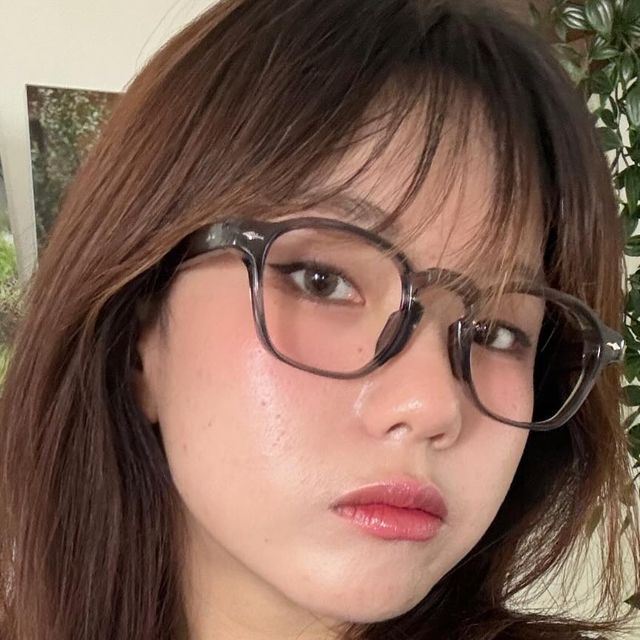 수나빈 on Instagram: "냅다 범생이가 되
@gguba_official 
.
.
.
#협찬 #제품제공 #안경 #eyewear #아이웨어 #안경추천 #패션안경 #뿔테안경 #껴바 #gguba #glasses #패션 #무신사 #fashion #데일리 #daily #셀피 #소통 #아웃핏 #outfit #팔로우 #follow"