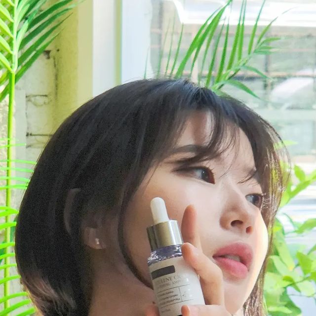 효빈 on Instagram: "#광고 X @impiel.official

요즘 <아줄렌 시카 진정 앰플>을 쓰기 시작했는데, 효과가 꽤 좋아서 놀랐어요😳✨️ 평소 트러블 때문에 고민이 많았거든요 ( ｡ﾟДﾟ｡) 그런데 이 앰플 덕분에 피부 상태가 많이 나아졌어요🌿

처음엔 보라색 앰플이라서 좀 특이했지만, 알고 보니 아줄렌 성분 덕분이더라구요!! 이 성분이 시카, 병풀추출물과 함께 피부 진정과 보습에 효과가 좋대요 (〃´ω`〃) 실제로 사용해보니 속트러블이 많이 진정되고, 속피지와 속건조 문제도 해결된 느낌이에요~~ 덕분에 피부가 부드러워지고 트러블 재발도 줄어든 것 같아요🍀🫧

또, 비건 인증 제품이라서 민감피부인 저도 부담 없이 쓸 수 있었어요. 발림성도 좋고, 아침에 바르면 화장도 잘 먹어요. 친구들한테도 추천할 만큼 만족스러워요🤍

피부 트러블로 고민이 많으신 분들, @impiel.korea <아줄렌 시카 진정 앰플> 한번 써보세요 자연스럽게 피부가 좋아지는 걸 느낄 수 있을 거예요ﾟ+.ヽ(≧▽≦)ﾉ.+ﾟ

#피부진정 #트러블케어 #비건화장품 #아줄렌시카진정앰플
#임피엘#impiel#임피엘앰플#임피엘아줄렌앰플#임피엘시카앰플#여드름앰플추천#트러블앰플추천#속트러블앰플#임피엘여드름#임피엘트러블#임피엘여드름앰플#진정앰플#속건조#속피지#시카앰플추천"