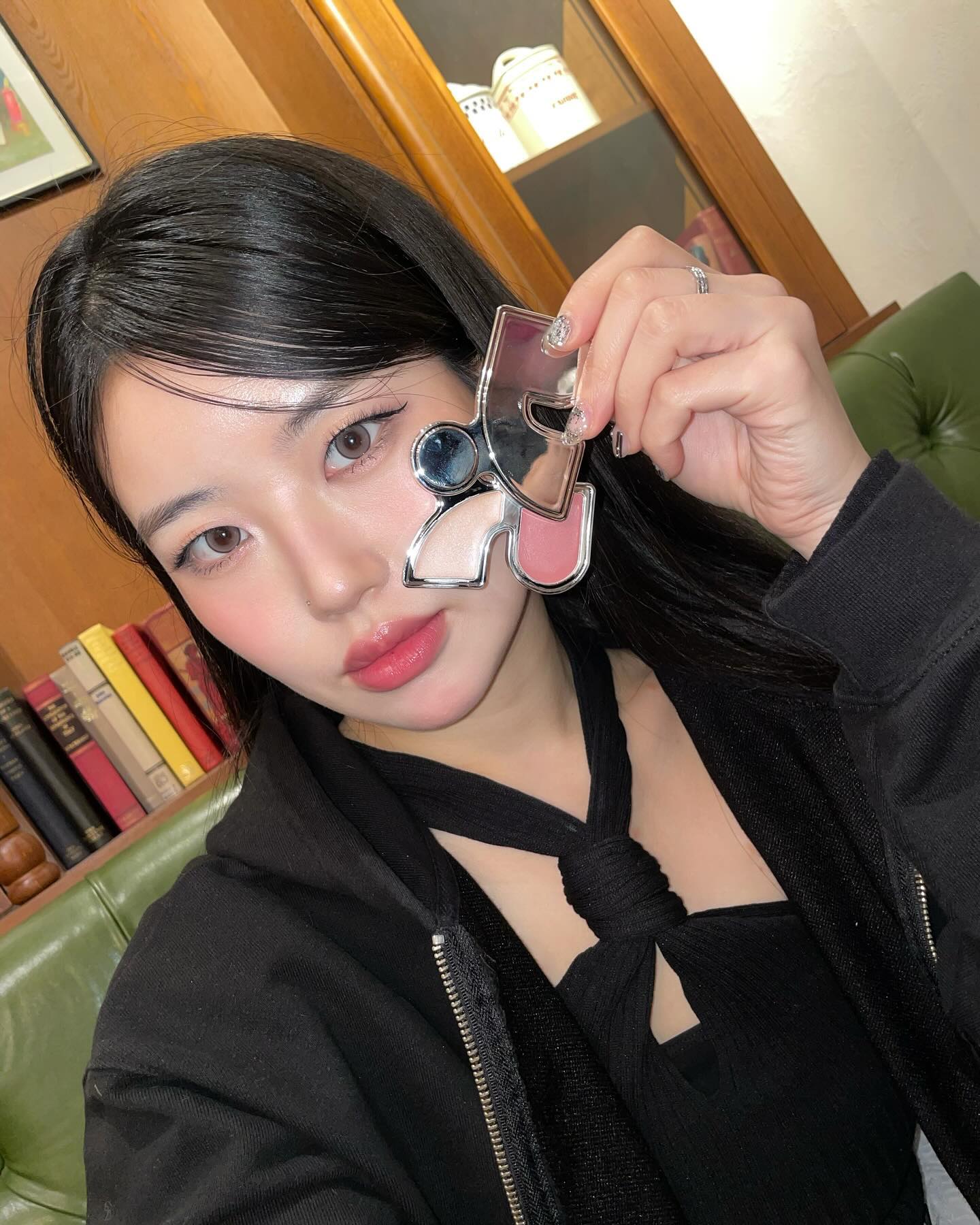 남 모르게 예뻐지기 #광고 

유니크한 패키지부터 나의 마음을 저격한 립앤치크 .｡.:*ෆ 
보송하고 가볍게 마무리되는 크림 블러셔와 은은한 시머펄이 빛나는 글로우 라이트 밤까지⎛˶’ᵕ‘˶ ⎞
무신사와 29cm 단독 판매중인데 무료배송이라니 안살이유가없다지요 (⸝⸝- ̫ -⸝⸝)ෆ⃛

#무신사 #레스트앤레크레이션뷰티 #립앤치크 #립앤치크밤 #블러셔 #하이라이터