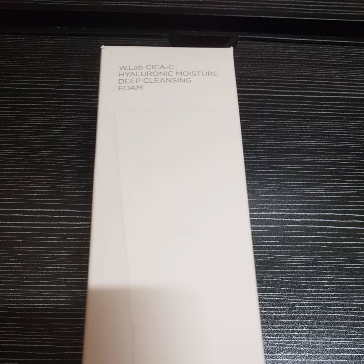 w.lab_korea 처음 쓸때 보다 쓰다 보니 더 좋아진 제품 거품 진짜
쫀득 하고 자극 없이 부드러워요 그리고 뽀득뽀득 씻겨지는 느낌이에요 
딥 클렌징 폼은 2차 3차 세안을 할 필요 없이 1차 세안 으로도 메이크업이 만족 스럽게 클렌징 되면서 피부에 수분감이 유지되는
느낌 이예요 
제형은 튜브형이고 1차 세안으로 메이크업과 노페물을 만족스럽게
제거해 주고 수분감을 잡아주는 촉촉한 사용감이 좋은 클렌징 폼입니다 
피부에 수분감을 잡아주면서 세정력도 깔끔하게 딥 클렌징 되는 
클렌징 폼 찾으시는 분들에게 추천해 주고 싶네요
#제품협찬 #더블유랩#폼클렌징#딥클렌징
#WLab #딥클렌징폼#시카씨폼클렌징
