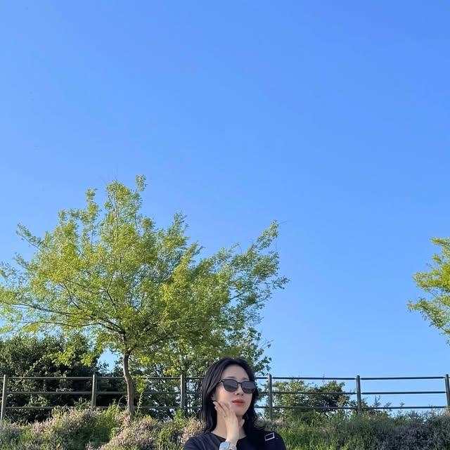 🌺 mio의 리뷰 🌺 on Instagram: "#협찬
요즘 데일리룩으로 딱 좋은 팬츠를 찾았어요!✨
가볍게, 편안하게, 멋스럽게 #아이러니포르노 윈드브레이커 와이드 밴딩 팬츠 🩷

4가지 컬러 중 제가 착용한 건 딥핑크인데요💗

✔ 바람막이 소재로 정말 가볍고
✔ 은은한 광택감이 멋스러우면서
✔ 와이드한 핏 + 밴딩으로 착용감은 말 그대로 편-안

남녀공용 디자인이라 커플템이나 친구랑 맞춰 입기도 좋고 🙌
간절기부터 여름철 야외활동, 휴가룩까지 쭉- 활용도 높은 팬츠에요 😘💕
.
.
.
#아이러니포르노화이트라인 #아이러니포르노 #IRONYPORNO #IRO NYPORNOWHITELINE #남여공용 #워터프루프 #바지 #윈드브레이 커#와이드팬츠 #밴딩팬츠 #PANTS #WINDBREAKER"
