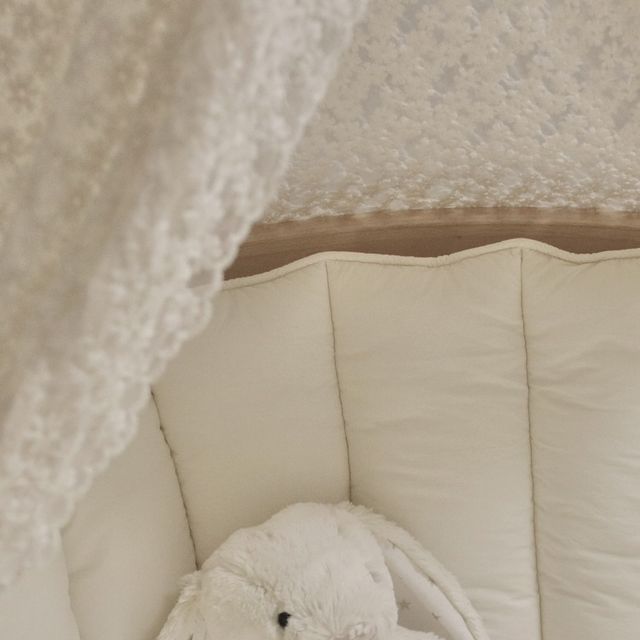 값진아기 갑진이🐲👶🏻 on Instagram: "#협찬 #갑진아기👶🏻 침대꾸미기🛏️ 원목 신생아 침대와 어울리는 아이템으로 꾸미고 있어요 아기 손이나 발이 가드 사이로 빠지지 않도록 범퍼쿠