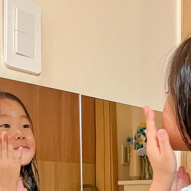 네이버 육아인플루언서 @콩천사 on Instagram: "#광고

붙이는 접착식 아크릴 SMIRIA 거울
아이들 위해 붙여주었어요🪞
깨지지 않는 아크릴 거울이라 
아이 키우는 집도 안심이네요 :)
공간 활용하기도 좋고
어디든 자유롭게 꾸밀 수 있어서 좋더라구요!
249g 초경량 가볍고 붙이기만 하면 끝💕
스티커가 함께 있어서 접착식으로 쉽게 붙일 수 있어요
펀칭, 공구 없이 설치가 가능합니다!!
4매 세트를 세로로 이어붙이면 전신 거울로도 활용 가능한데
저는 아이들이 주로 보게끔 붙여서
정사각형 모양으로 붙여줬어요
실용성은 물론 인테리어 효과까지!🪞
청소와 관리도 편해서 만족이에요~❤️

@smiria_official 
#SMIRIA거울 #벽부착거울 #아크릴미러스티커 #홈데코거울 #거울인테리어 #가벼운거울 #거울"