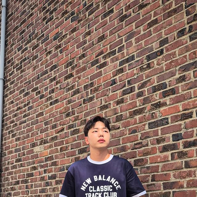 조성진 on Instagram: "#광고 입었을 때 특유의 볼륨감이 살아나서 더 멋스러운 벌룬핏 데님이에요 😍

스탠다드에러(@standarderror_official) / 벌룬핏 워싱 와이드 데님팬츠 빈티지 옐로우

▪️ 허리부터 밑단까지 자연스럽게 떨어지는 입체적인 벌룬핏 덕분에 활동성이 뛰어나고 실루엣이 세련돼 보여요 ✨

▪️ 부드럽지만 견고한 원단이라 오래 입어도 편안하고, 내구성도 좋아 오랫동안 즐길 수 있을 것 같아요 💪

▪️ 캣워싱 디테일이 더해져 빈티지하면서도 트렌디한 컬러감이 매력적이에요 😎

▪️ YKK사의 고급 지퍼를 사용해 부드러운 슬라이딩과 튼튼함을 동시에 갖췄어요 🔑

오늘은 로고 티셔츠와 샌들을 매치해 여름에도 시원하고 캐주얼하게 입을 수 있는 데일리 코디로 완성했어요🖤

#스탠다드에러 #남여공용팬츠 #데님 #데님팬츠 #팬츠 #바지 #와이드바지 #워싱팬츠 #와이드팬츠 #데일리룩 #바지추천 #STANDARDERROR #DENIMPANTS #DENIM #PANTS #DAILY #WIDE"