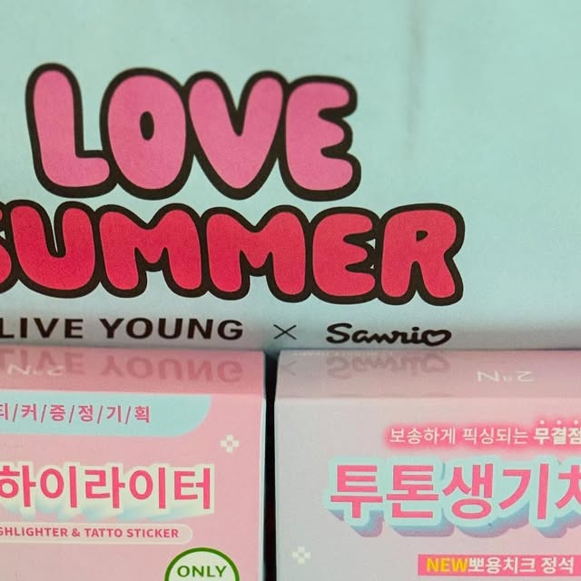 클로이🫶 on Instagram: "#사랑스러운 색감으로 가득한 버블 월드🎀
이번 여름을 달콤하게 물들여줄 뉴 컬렉션이 드디어 오픈됐어요.

먼저 눈길을 사로잡은 건 
글레이즈 바운싱 틴트 15호 피치버블과16호 슈가버블인데요.
촉촉하면서도 탱글하게 발색돼서,  입술에 올리는 순간 생기와 투명광이 동시에 살아나더라구요😆웜·쿨 상관없이 누구나 데일리로 쓰기 좋은 컬러감이라서  강력 추천💋

배러 미 아이 팔레트 16 버블캔디는
핑크·코랄 계열의 조합이 부드럽고 사랑스러워
하루 종일 기분 전환 할 수 있는 템😀

듀얼 치크 16 핑크 텐션, 17 버블 하트는
혈색을 은은하게 살려주는 파스텔 톤이라
피부가 환해 보이고 얼굴이 살아나는 느낌💓
무엇보다 들뜸이 없어서 매일 사용해 주고 있구요😆

롱 웨어링 파운데이션!
피부에 가볍게 밀착되면서도  얇은 발림인데 커버력까지 챙겨줘서
수정화장 걱정 없고 메이크업이 오래 유지 되니 한여름에도 매일  찾게 되는 데일리 템 💕

그리고 마지막으로 퓨어 글래시 하이라이터 IV01 슈가 베일은
과한 번들임 없이 보송하게 착 올라가면서도
빛이 부드럽게 퍼져 모공 부각 없이 광채 표현 가능하니✨
요즘 제 데일리 필수템이 됐어요!!

올영픽이라 혜택도 알참 🥰
+기획구성으로 포함된 미니 틴트, 섀도우, 프라이머 등도 
엄청 유용하고 좋더라구요 😀

📍투에이엔 러브 버블 컬렉션
– 글레이즈 바운싱 틴트 (15호 피치버블 / 16호 슈가버블)
– 배러 미 아이 팔레트 16 버블캔디
– 듀얼 치크 (16 핑크 텐션 / 17 버블 하트)
– 퓨어 글래시 하이라이터 IV01 슈가 베일

지금 매장 가면 만날 수 있어요✨

#올영픽 #올리브영추천템 #올영필수템 #러브버블컬렉션 #롱웨어링파운데이션미니 #컬러플레이듀얼라이너 #투에이엔 #올리브영립추천 #올리브영팔레트 #올리브영치크 #데일리립추천 #여름립추천 #뷰티템추천 #투에이엔신상"