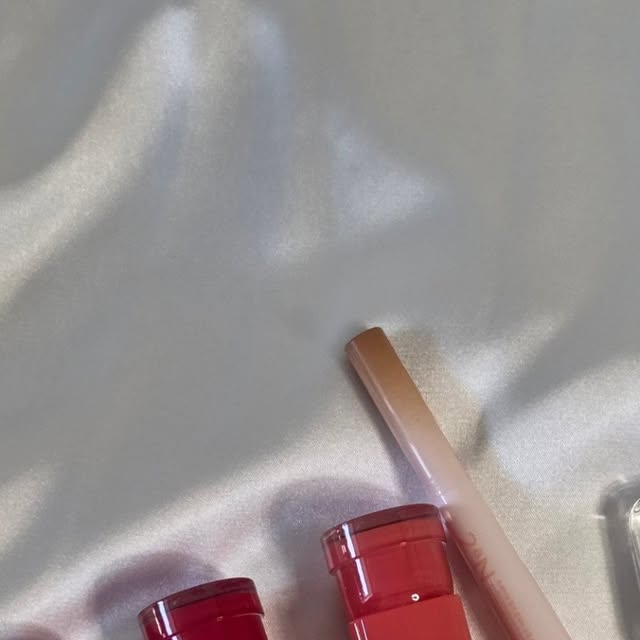 @_suna_a.a on Instagram: "💄 투에이엔(2aN)
#협찬 #광고 #2an #투에이엔
#광고 #올영픽 #올리브영추천템 #올영필수템 #러브버블컬렉션 #롱웨어링파운데이션미니 #컬러플레이듀얼라이너 #하이라이터 #듀얼라이너
#듀얼치크 #아이팔레트 #글레이즈바운싱틴트 #틴트 

발색이 좋다고 입소문난 투에이엔
부담없는 가격에 데일리로 사용하기 좋은 올영픽 제품

맑은 톤의 컬러감으로 발색이 은은하게 올라와
자연스럽게 생기 도는 느낌이라
초보자도 사용하기 좋은 제품이에요

과하게 반짝이지도 않고,
가루날림 거의 없이
밀착력 좋아 지속력도 좋은 제품들입니다

도구

ChatGPT는 실수를 할 수 있습니다. 중요한 정보는"