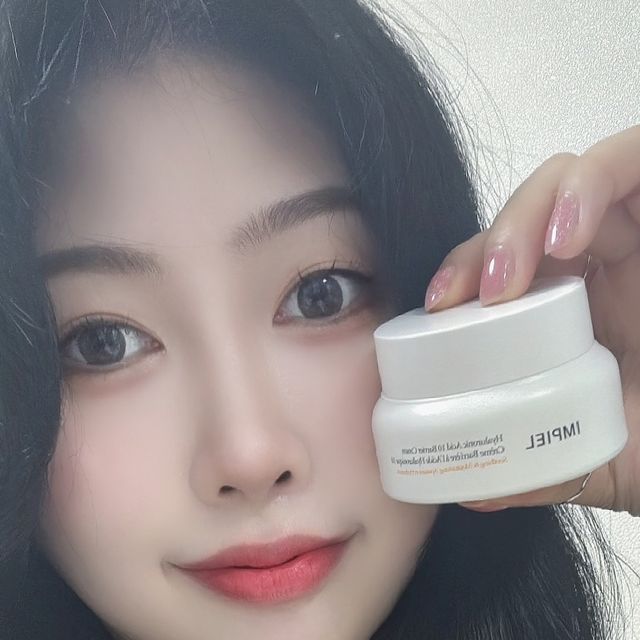 경아 [𝓐𝔂𝓪]💜 on Instagram: "#광고 #임피엘 트러블케어 1위 여드름앰플 브랜드 임피엘의 벨벳수분크림🤍 이름마져 예쁘쟈나 (❁´▽`❁) 모공보다 작은 나노 히알루론산부터 피부 장벽을