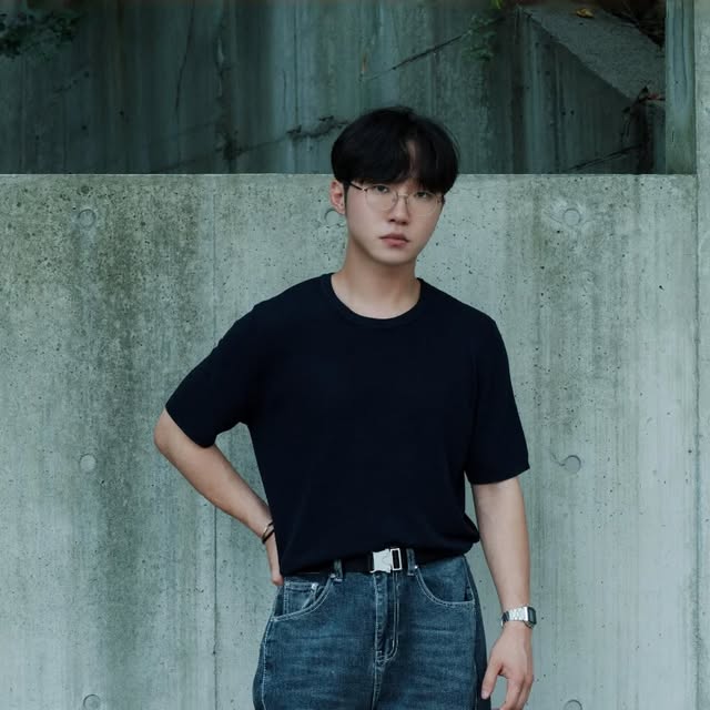 BEEN | 양성빈 on Instagram: "#광고  @1rony9orno_official
▫️제품명 : 라운드 슬릿 니트 반팔 [쿨니트]

- RAYON 90% / NYLON 10%

- 소재가 얇고 가벼워서 소프트한 핏감

- 스트릿한 컬러감과 우수한 통기성으로 더운 한여름에도 착용이 가능하다는점✨️

.
.
.
.
.
.
#아이러니포르노#아이러니포르노화이트라인#니트#KNIT#쿨니트#여름니트#반팔니트 #ootd #fashion #fyp #좋아요 #좋아요반사 #좋반 #선팔하면맞팔 #followforfollowback #follow4follow #likesforlike #フォロバ"