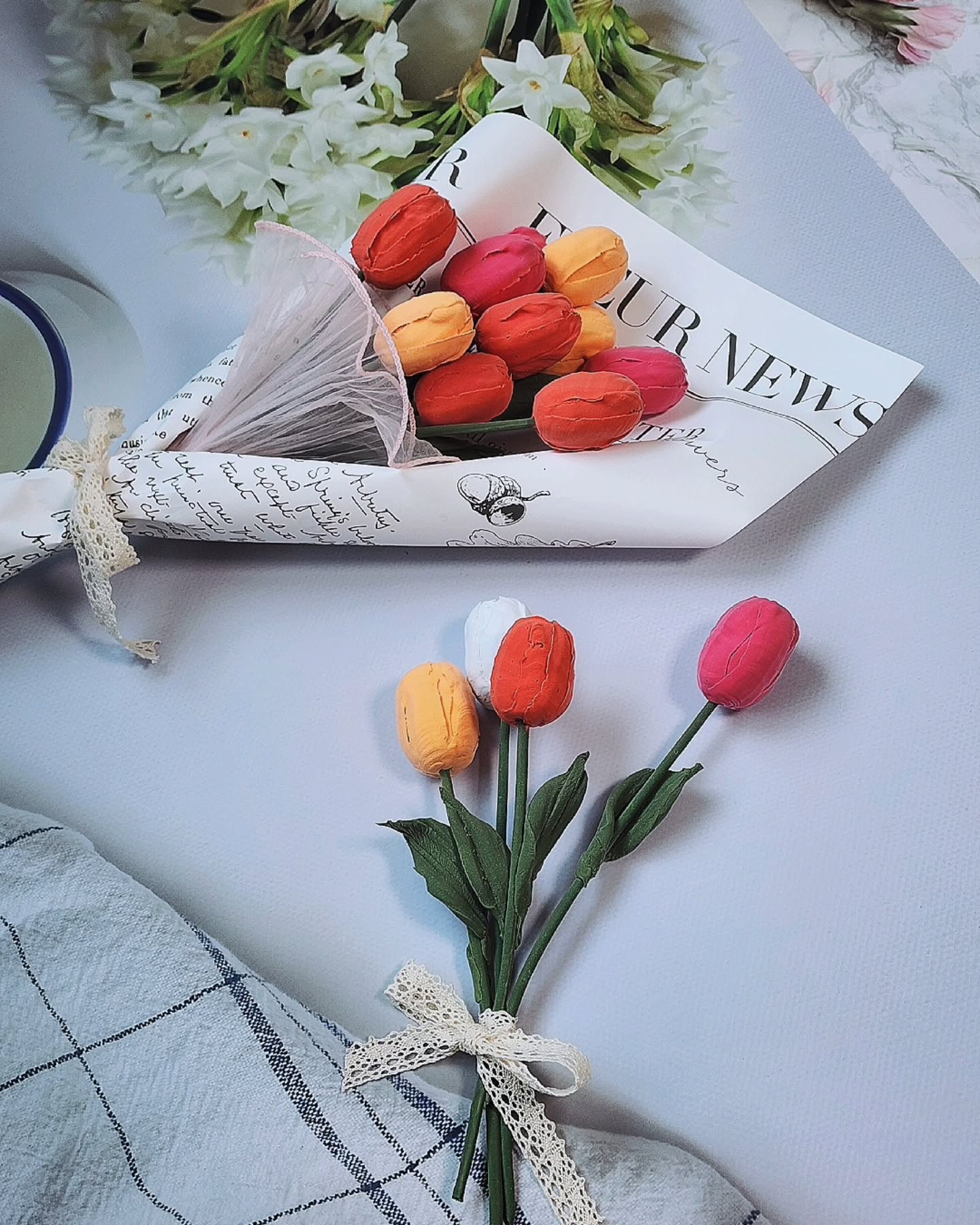 율하의 선물 •*¨*•.¸¸☆*･ﾟ
클레이크림플라워 ♡ 튤립 ⚘️

꽃말 : 사랑의 고백, 영원한 애정

튤립은 다양한 색이 있는 만큼
색깔별로 꽃말이 다르다고 해요

빨간 튤립 - 사랑의 고백 및 표현, 열정적인 사랑
망고 튤립 - 수줍은 사랑, 영원한 애정, 매혹적인 사랑
분홍 튤립 - 애정과 배려, 사랑의 시작
보라 튤립 - 영원한 사랑
하얀 튤립 - 새로운 시작
노란 튤립 - 이루어질 수 없는 사랑, 짝사랑, 우정, 추억

#클레이크림플라워 
#율하의선물 
#핸드메이드꽃 
#튤립
#튤립꽃말
#꽃선물
#claycreamflower