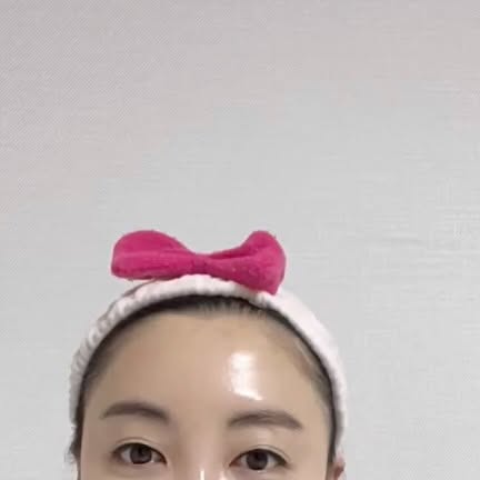 소녀의세계 on Instagram: "<딥토닌 식물성 멜라토닌>
.
30대가 되고 나서 희안한 일이 생겼어요~
저 누구보다 잘먹고 잘사던 사람이었는데, 왠지 밤에 잠이 잘 안오는거잇쬬 ㅠ^ㅠ
엄마가 심한 불면증이 있으신데 나이가 먹으니까 유전이 발현되는건가 싶기도하고,,
그럴때 먹는 제품이 있다고 해서 알아봤는데, 숙면을 취할때 멜라토닌이라는 성분이 필요하다고해요!
딥토닌 식물성 멜라토닌은 약국에서도 인정한 수면 영양제에요,
가루형이라 손쉽게 털어먹을수 있고, 맛은 가루형 유산균 느낌??

불면증이 심한건 아니고 3시간마다 잠깐씩 깨는 정도인데, 
밤에 자려고 씻기전에 요거 가루형 먹어주고(주로 취침1시간 전쯤) 
씻고, 로션바르고 나면 잠이 솔솔 오더라구요~~!
엄마랑 같이 먹고 있어요~~^^

저처럼 경증 불면증인 사람한테는 더도 말고 덜도 말고 요제품이 딱!!! 인거같아요
올여름 무더위, 멜라토닌으로 불면증 치료하세용^_^
.
.
.
.
.
.
[멜라토닌 감소로 인한 불면증에 대하여]
나이들어서 그런게 아니라 , 호르몬이 줄어들어서 그런건데 멜라토닌은 우리 몸에서 자연스럽게 분비되는 호르몬으로 이 호르몬의 분비는 나이가 들면서 감소하는 경향이 있음
멜라토닌 분비가 줄어들면 밤에 졸음이 덜 느껴지고 수면의 질이 저하될 수 있음
이로 인해 잠들기 어려워지고 잠이 들더라도 깊은 수면을 할 수 없는 경우가 많아짐
.
#협찬 #딥토닌 #약국식물성멜라토닌 #약국추천식물성멜라토닌 #노인불면증 #40대수면장애 #40대불면증 #50대수면장애 #50대불면증 #갱년기불면증"