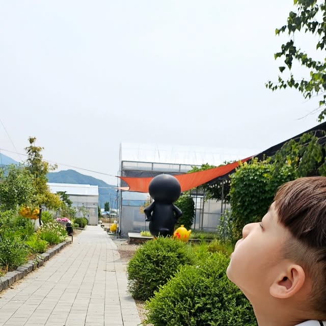 Su; Livin In 🇰🇷, From 🌍 on Instagram: "#광고
요즘 이거 없으면 밖에 못 나가요…🔥
진짜 찐 여름 필수템 발견했어요! 바로 #SMIRIA넥풍기 💨💙

무더운 날씨에 목에 딱! 걸기만 하면 시원한 바람이 샤르르~
양손 자유롭게 쓰면서도 시원함은 포기 못하는 분들께 완전 강추해요!! 🙌

저는 평소에 더위를 많이 타서 출근길에도 땀범벅이었는데
이제는 #넥밴드선풍기 덕분에 출근길이 시원해졌어요🧊
운동할 때, 캠핑 갈 때, 마트 장보러 갈 때까지! 매일 쓰고 있어요 🏃‍♀️🛒⛺

✔️ 목에 착 감기는 인체공학적 디자인
✔️ 강력한 풍량 + 조절 가능 풍속
✔️ 머리카락 말림 걱정 없는 안전 설계
✔️ 충전식이라 간편하게 USB만 꽂으면 OK! 🔋
✔️ 무엇보다 가볍고 스타일리시해서 패션템 같아요🧢✨

💁‍♀️ 특히 땀 많은 분들, 야외 활동 자주 하시는 분들,
진짜 목걸이선풍기 하나로 삶의 질 올라가요 🌡️⤴️

친구들이 요즘 저만 보면 이거 뭐냐고 물어봐요ㅋㅋ
#선풍기추천 해달라고 하면 저는 무조건 #SMIRIA 라고 말해요‼️

이 여름, #휴대용선풍기 고민 중이라면
시원함+편리함+스타일까지 다 잡은 #넥풍기 써보세요! 진짜 후회 안 해요👍💙

https://link.coupang.com/a/cvYWvS

#SMIRIA넥풍기 #SMIRIA #넥풍기 #넥밴드선풍기 #목걸이선풍기 #선풍기 #선풍기추천 #휴대용선풍기 #충전식선풍기 #여름필수템 🧊💨🌞"