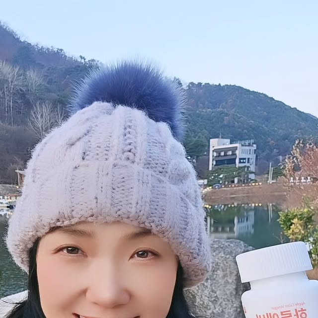 장은애 on Instagram: "#광고

요즘 점심 식사 후엔 꼭 단 게 땡기더라구요... 
디저트를 먹고 싶은 마음을 꾹 참다가 혈당 스파이크가 
걱정되서 애사비를 찾게 됐어요!

처음엔 반신반의했는데, 매일 아침 애사비 한 알로 시작하니까 
확실히 달달한 것에 대한 집착이 줄어든 것 같아요
특히 식후에 졸음이 쏟아지는 증상도 많이 개선됐구요! 

다이어트하면서 가장 힘들었던 게 불규칙한 혈당으로 인한 피로감이었는데, 애사비의 유기농 사과식초 성분이 혈당 관리에 도움을 주는 것 같아요 게다가 탄수화물 섭취가 많은 날에도 
몸이 한결 가벼워지는듯 했어요

특히 좋은 건 인공적인 맛이 전혀 없다는 거예요 
100% 자연 발효한 사과로 만들어서 그런지 믿고 먹을 수 있답니다 다이어트 중인 직장인들에게 강추! 

#하루올린 #애사비 #다이어트 #혈당관리 #혈당스파이크 #애플사이다비니거"