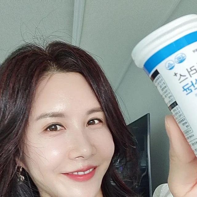 노혜원 on Instagram: "🌈더워요~ 더워^^

✔️요즘 1일 1빙수 중이에요^^;

지인 만나면 무조건 빙수 먹자고 해요ㅎㅎ
근데 또래 친구들은 배탈나서, 머리 띵~해서 못먹는대요^^;;

✔️어린 친구들하고만 먹을 수 있는 내사랑 빙수ㅜㅜ

🌈저는 동안보다 동장(?)인 것 같아요^^
건강한 에너지도 튼튼한 장에서 나오는 것 같구요^^

✔️살짝 맛이 간(?) 음식을 먹어도 혼자 멀쩡한 정글형(?) 장!

✔️운동 중에도 미지근한 물을 우아하게 마시는 여자들과 달리, 얼음물 벌컥벌컥 마시는 쾌남형(?) 장!

✔️빙수, 초고속 흡입해도 복통없이 멀쩡한 초강력(?) 장!

✔️매일매일 화장실서 만나는 과일은 알흠다운(?) 바나나^^;;;;;

장이 튼튼하다는 증거겠죠?^^

🌈 저는 유산균을 잘 챙겨먹는데... 상아제약 유산균 <케어플러스100>를 넘나 사랑해요♡

✔️프로바이오틱스가 자그만치 2500억 투입된
초초!!고함량 유산균이거든요.

✔️보장균 수 100억이라고 하니 장이 튼튼해질수 밖에요^^♡

✔️그리고 면역 기능에 필요한 아연과 비타민D까지 듬뿍 함유되어 있으니~~~

정말 보배로운 유산균이죠♡
몇일만 먹어봐도 확~ 달라진 장컨디션을 느끼실거에요^^

🌈무더운 여름날, 상아제약 <케어플러스 100>으로 건강 지키세요~~♡

#광고#상아제약#케어플러스100억유산균#유산균추천#장건강#직장인유산균#프로바이오틱스 #건강한주부생활 #동안주부"