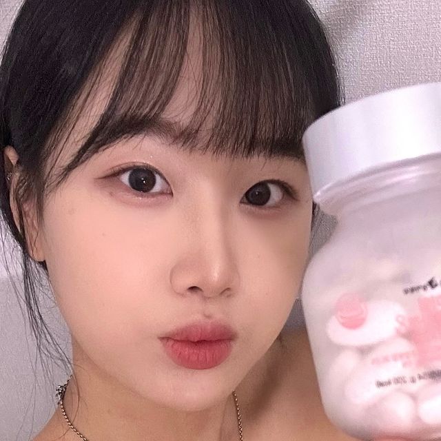 영희 on Instagram: "#광고 @sanga_pharm 프리미엄 연어 콜라겐 & 글루타치온 하루 2정! 간편하게 피부관리하기 💞✨ ✔️100% 캐나다산 프리미엄 연어콜라겐 혼합분말 36.3% ✔️믹스콜라겐이