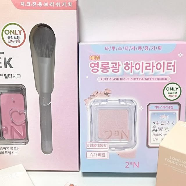 오리의 맛집 리스트🐣 on Instagram: "#광고

요즘 핫하다는 “투에이엔” 제품이
8월에 신제품 출시되어 소개하려고 들고왔어요!

⭐️투에이엔 롱 웨어링 파운데이션 미니⭐️
-뽀용뽀용한 아기 피부같이 화사하게 톤업
-보습 오일 성분 함유로 촉촉하지만 보송하게 마무리
-피부에 바로 밀착되어 들뜸 현상X
-휴대하기 좋은 15ml 미니 사이즈 
-완벽한 잡티, 기미 커버 
-미백, 주름개선, 자외선차단 3중 기능성 제품 

19 페일 베이지 : 맑은 크림 상아빛 컬러로 아기피부로 변신!
20호 복숭아 : 투명하지만 잡티 커버는 완벽한 복숭아빛 핑크 색상

⭐️투에이엔 퓨어 글래시 하이라이터⭐️
-가루날림 없는 하이라이터
-컴팩트한 미니 사이즈로 파우치에 쏙
-습식 제형으로 모공과 요철 부각 없이 사용
-미세한 촤르르 펄감
-화장의 완성은 투에이엔 글래시 하이라이터

WH01 프로스티 : 화이트 실버 글리터 (여름브라이트.겨쿨)
PK02 핑크벨 : 핑크와 실버펄의 혼합 (쿨톤)
IV01 슈가베일 : 아이보리빛 설탕광 (뉴트럴톤) 
ND02 클리어 : 투명하게 차오르는 핑크광 (쿨톤.봄브라이트)

⭐️투에이엔 듀얼치크⭐️
-생기 가득한 듀얼치크
-가루날림 없는 치크
-17 colors
-한개의 제품 안에 2가지 컬러

09 하트벌룬 : 맑은 베일 핑크과 블루펄의 조화
14 러브 큐피드 : 딸기우유 그 자체 

⭐️투에이엔 컬러 플레이 듀얼라이너⭐️
-부드럽게 발리는 스틱 제형
-3mm 음영 라이너
-5mm 펄 라이너
-손쉽게 통통한 애교살 연출

05 팝핑베리 : 쿨한 플럼 베리 핑크와 앰버 브라운

#광고 #올영픽 #올리브영추천템 #올영필수템 #러브버블컬렉션 #컬러플레이듀얼라이너 #2aN
#듀얼치크 #퓨어글래시하이라이터 #롱웨어링파운데이션미니 #애교살메이커"