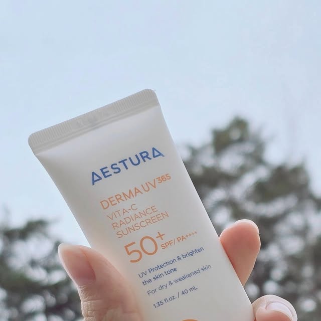 Hyeji Mun on Instagram: "#광고 민감한 피부에 순한 선크림 찾으시나요? 특히 갈수록 따스해지는 날씨에 대비해 강렬해지는 햇빛 아래에서는 자외선 차단을 위한 썬크림은 필수인 것 다들 아실텐