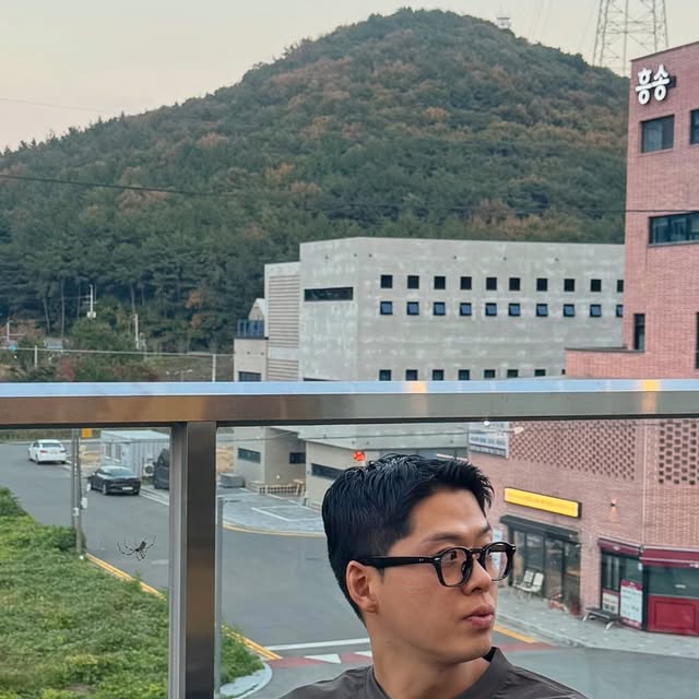 😃😄😁😆 on Instagram: "#광고  #모먼트어스 

트렌디한 캐주얼 아이웨어 브랜드 모먼트어스 

멋스러움과 편안함을 동시에 느낄 수 있는 제품
생각보다 가볍고 편해서 안경쓰는 분들에게 추천!!

코디에 포인트 주기 좋은 아이웨어, 고급스럽고 컴팩트한 케이스 
자사몰에서 신상 10% 할인중 

#뿔테 #뿔테코디 #안경코디 #뿔테안경 #가벼운안경 #모먼트어스 #MOMENTUS #안경브랜드"