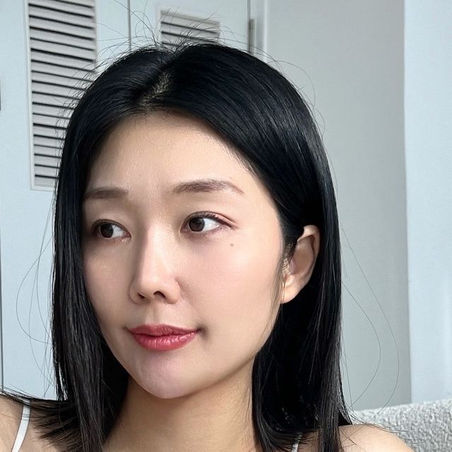 🇰🇷 on Instagram: "#광고

메디큐브에서 핫한 여름대비 핫한 에디션을 출시 했어요 🩵
모공명가 메디큐브에서 새롭게 출시한 
엑소좀샷 모공앰플 한정판 대용량에디션이 나왔답니다👏

2024년 출시후 메디큐브 No.1 모공 대란템 •한정판•
-본품 1개 + 미니앰플 4개 구성으로 대용량 구성
-선물하기에 좋은 고급스러운 패키지, 여름 휴가때 가지고 다니기 좋은 미니 앰플
-한정판 에디션 85,000원 -> 29,900원으로 65% 특가🔥🔥

에스테틱에서 관리받는 느낌을 홈케어로 가능하답니다.
고가 원료 ‘엑소좀’이 1500만개 들어있는 모공앰플

바르고 자면 자고 일어나면 얼굴 탄탄 
즉각적으로 부스팅효과가 보여요 🙃

여름이라 늘어진 모공 그만 늘어나게 방치하시고
모공 관리 피부결 관리 하자구요 🤍

#메디큐브#메디큐브엑소좀샷#메디큐브모공앰플#모공앰플#메디큐브엑소좀샷모공앰플#메디큐브엑소좀앰플#엑소좀샷모공앰플#모공줄이는법#모공템추천#모공관리#광고모델#협찬"
