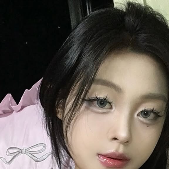 고은이예뻐! on Instagram: "#광고 
이번 아이돌렌즈 배드켓 샴베이지, 터키쉬 블루, 이집션 그레이 요로케 3가지 컬러 넘 예뻐요,,🤍

25년산 얼굴에 같은 진한 화장만 하다보면 질릴때가 있는데 그럴땐 렌즈로 분위기를 바꿔주면 또 화장하는게 즐겁거든요,,💕

이번에도 배드켓 세 컬러 덕에 얼태기 극복했습니다🥹

그레이와 고민 정말 많았는데,,
역시나 제 원픽은 블루 컬러입니다,,🫐💙🫶🏻
@i_dollens 

#아이돌렌즈 #아이돌 #렌즈 #뷰티"