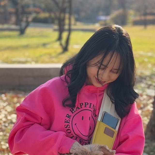 hyokyung kim (행복나무) on Instagram: "#광고

콩이 데리고 산책나가면
꼭 욘석이 어느정도 걷다가 안아달라고 해요 ㅠㅠ
맨날 안고 오는데 와..너무 힘든거에요

그렇다고 유모차를 가져나가기는 번거롭고
가방은 아주 먼거리 아니고서는 더 번거로운데요
가볍게 들고나갈 수 있는 슬링백이 있더라고요

슬링자체가 가벼워서 그냥 메고 다녀도 괜찮고요~~
어깨끈이 넓고 푹신해 아프지 않더라고요
필요할때 강아지 쏙 넣어서 데리고 다니니
너무 편하고 좋더라고요

10cm 까지 길이 조절 가능한 어깨끈에
앞에 주머니 있어서 핸드폰도 넣을 수 있고
탈출방지 내부 안전고리도 있으니 안심이에요

산책할때 필수로 가방처럼 메고 나가는데
아주 맘에 쏙 드네요~~

#꽁냥꽁냥제이 #강아지포대기 #강아지슬링백 #고양이이동장 #강아지산책가방 #강아지가방 #고양이가방"