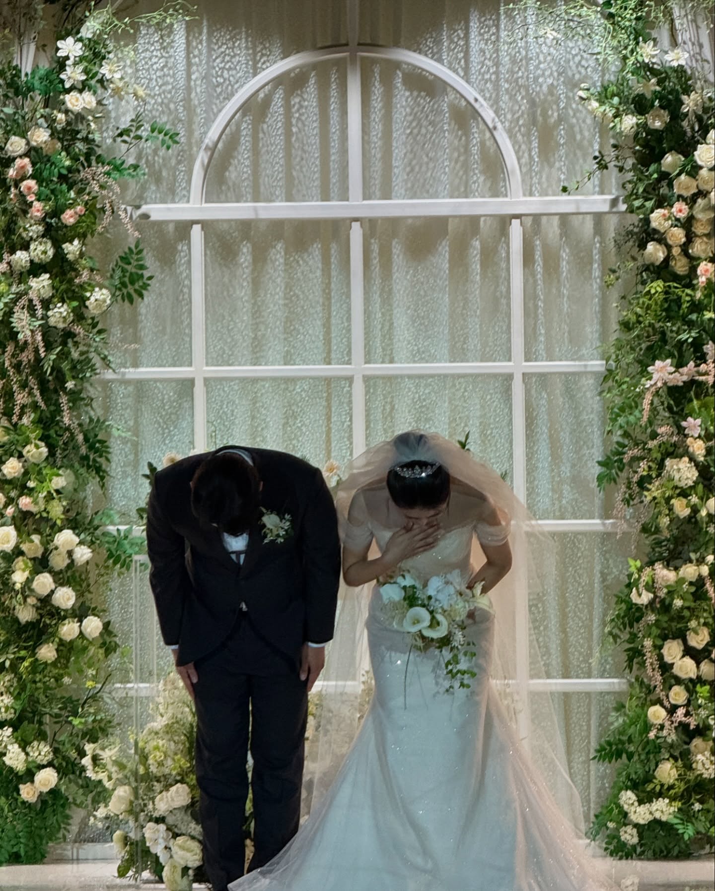 📸 결혼식의 행복한 순간을 공유하며 💍
어제, 많은 분들의 축복 속에서 저희의 결혼식이 성황리에 마무리되었습니다.
멀리서, 가까이서 시간을 내어 귀한 발걸음을 해주신 모든 분들께 진심으로 감사드립니다. 🙏💕

여러분의 따뜻한 축복과 사랑 덕분에 더없이 행복한 하루를 보낼 수 있었습니다.
축하와 응원의 말, 아름다운 화환과 선물들, 그리고 진심 어린 웃음까지…
모든 것이 저희에게 큰 감동으로 남았습니다. 💖

제가 좋아하고 사랑하고 존경하는 모든 분들이 한 자리에 모여 축복해주시니 너무 행복했습니다.
저희는 이 마음들을 잊지 않고 앞으로도 서로를 아끼며 행복하게 살아가겠습니다.
함께 해주셔서 정말 감사합니다! 🥰

#결혼식 #감사인사 #행복한시작 #사랑가득 #감동가득 #나도이제유부녀 #필름바이아이폰스냅
