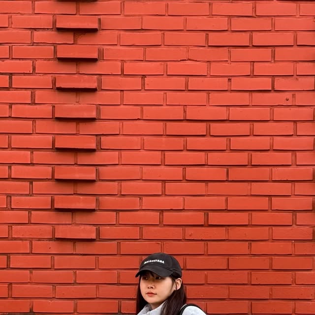 단😈 on Instagram: "#광고 OSAWA
크로스백 러버, 반달 쉐입에 반함💙
.
백 자체가 가벼워 편하게 매기 좋고 
주머니와 파우치가 있어 보부상 나에게 딱🪽
많이 넣어도 적게 넣어도 
자연스럽게 쉐입이 잡혀 스타일링하기 좋았음
.
다양하게 스타일에 ok
데일리백으로 ok
.

엘로아 레더 크로스백(BLACK)
.
📍 @osawa_official 
🏠 https://osawa.co.kr/
.
#오사와#OSAWA#여성스트릿#캐주얼#페미닌#트렌디룩#데일리룩#코디추천#모던시크#레더백#Leather bag#bag#크로스백"