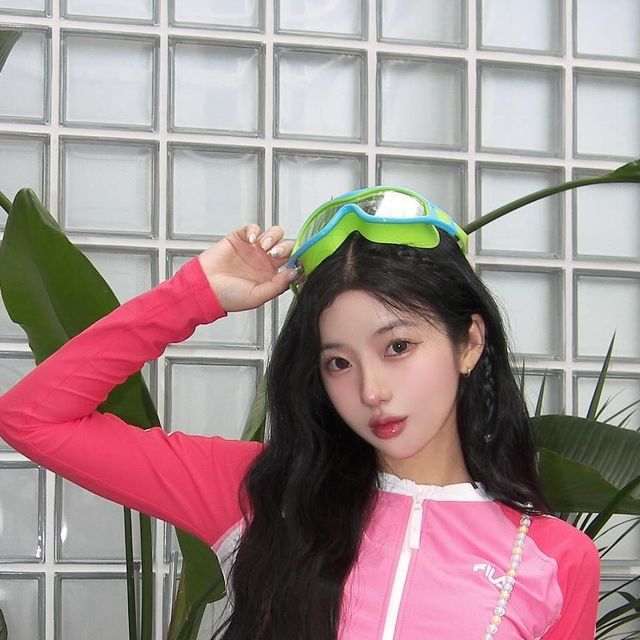 현명 on Instagram: "@fila_korea 여름이니까 물놀이 하러 가야죠 🤿 저는 휠라의 화사한 핑크컬러 래쉬가드와 쇼츠로 여름 휴가룩 트렌디하게 연출 해 봤어요 ! 래쉬가드는 풀 지퍼 타입이라서 물