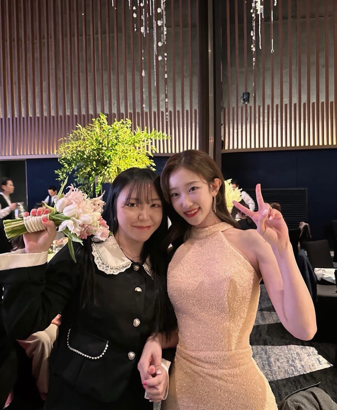 나에게도 정아에게도 의미잇고 행복했던 날
드레스 입은 너를 보면서 교복입고 놀러다녓던 날들이 지나가더라 연애바보였던 우리가 좋은사람 만나 결혼이라니..
정아의 앞날이 항상 행복했음 좋겠어 결혼 너무 축하해🧡