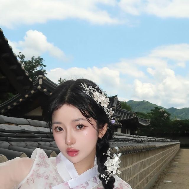 현명 on Instagram: "첫 전주여행에 한복 스냅까지 예쁘게 찍구왔습니다요 🐰 한복 스냅은 처음 찍어보는데 더위를 이기고 찍을 만큼 넘 예쁘지 않냐구요 ! 물갈비도 초면이였는데 넘 넘 맛있