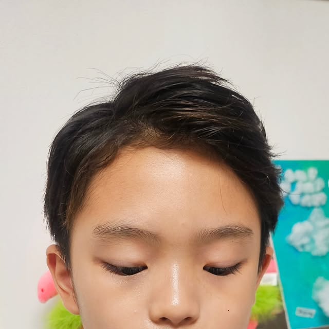 Su; Livin In 🇰🇷, From 🌍 on Instagram: "#광고
시윤이는 앞으로 쏟아지는 머리라 항상 이마가 답답해보이는데
왁스를 손에 묻히지 않고 깔끔하게 사용 가능한 뽕짝빗으로
살짝 빗어 넘기니 고정되고 고정력도 맘에듬!!!
잔머리정리에도 빗질 한번이면 딱이구
헤어볼륨, 옆머리 고정 등 다양하게 사용 가능해서
남자 있는 집에는 필수템..!
왁스+빗이 하나로 합쳐진 간편한 올인원 제품이라
시윤이도 이제 깐머리 가능!!!

#나틴다#뽕짝빗#왁스빗#잔머리정리#볼륨빗#옆머리고정#헤어왁스#올인원"