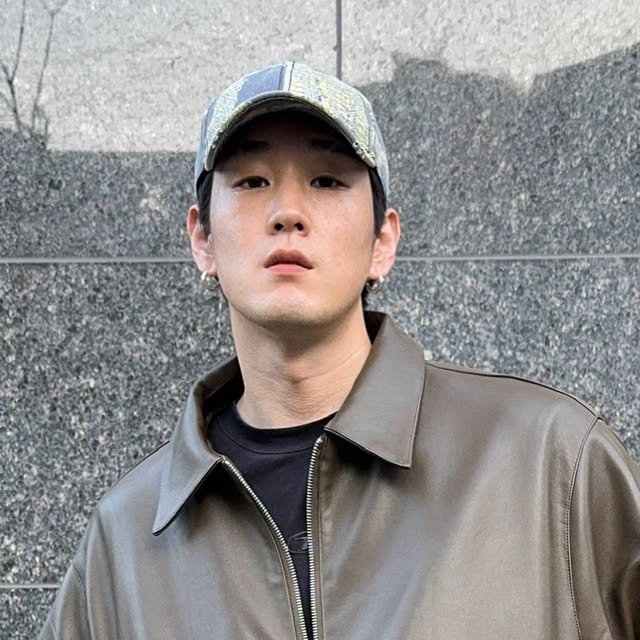 Pino1992 on Instagram: "#광고 날이 시원해지기를 바라는 마음에 자켓 코디 낋여왔습니다.
실물 색감이 진짜 고급스러운 올리브컬러예요!

클래식한 워크웨어 무드도 나면서 스트릿하게 입기도 딱 좋네요
투웨이는 언제나 사랑이고 저는 연출하지 않았지만
밑단 스트링으로 여러 무드 연출하는 맛도 있을거 같아요
얼른 자켓의 계절이 왔으면!!!
아이러니포르노 - IRO086 크루얼티프리 싱글 카라넥 레더 자켓
@1rony9orno_official 

#아이러니포르노 #아이러니포르노화이트라인 #남녀공용자켓 #레더자켓 #스웨이드자켓 #자켓 #아우터추천 #봄아우터 #자켓추천 #아우터"
