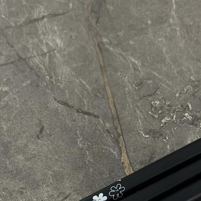 박엉대 on Instagram: "#광고 @kkotvora_official 
꽃보라1924는 “가장 완벽한 아름다움을 찾아가는 여행”이라는 슬로건을 가진 브랜드로 단순히 화장품을 만드는 것이 아닌, 아름다움을 향해 함께 걸어가는 브랜드에요🌷

그 마음이 드러나는게 꽃보라1924 브러쉬 아이라인 3종은 비건 색조 화장품으로 동물성 원료를 쓰지 않고 동물 실험도 하지 않는 제품이에요♥️

바이오리우스 비건 인증 기준을 충족했는데 그 기준을 소개할게요

️✔️ 동물성 성분·유래 성분 무사용
✔️ 전 과정 동물 실험 금지
✔️ 동물 유래 유전자 조작 성분 금지
✔️ 위생 기준을 준수하는 시설에서 제조

그리고 얇은 브러쉬라서 아이라인을 세심하게 그릴 수 있고 살짝 눕히면 두껍게도 발색이 되어 화장 할 때 너무 좋았어요

게다가 3중 프루프 기능까지 있어 땀, 수분, 유분 전부 막아준다는,,,!

고기집에서 근무해서 유분도 많고 요즘 너무 바빠서 마구 뛰어다니며 땀 흘리는데 진짜 하루종일 번짐없이 유지가 된답니다👍🏻👍🏻

그리고 잉크 포뮬러 또한 5배나 업그레이드 되어 그리고 마르면 또렷하게 유지가 된답니다 ㆅ

+ 팔에 그려놓고 거의 바로 문질렀는데 하나도 안번지고 그대로 유지가 되어요 ᵕ̈ 

각 컬러들의 성분을 소개하자면,

☑️ 블랙 : 능소화, 한련초, 모란뿌리에서 추출한 꽃 성분
☑️ 다크 브라운 : 동백나무꽃과 작약뿌리 성분
☑️ 브라운 : 작약뿌리 추출물

이렇게 완벽한 비건 제품으로 피부나 눈이 예민하신 분들도 편하게 사용 가능하답니다☺️

#꽃보라1924 #비건화장품 #눈화장 #아이메이크업 #리퀴드아이라이너 #붓펜아이라이너 #워터프루프 #지속력"