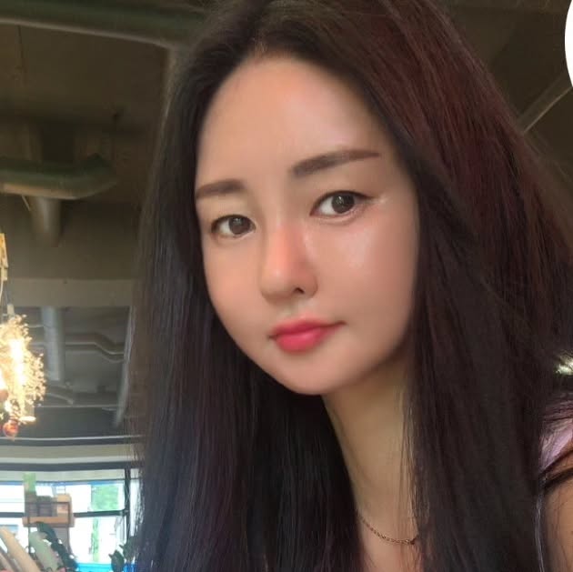 hye_vely0210 on Instagram: "#광고 #임피엘 아줄렌 시카진정앰플🧴 

인공색소가 아닌 아줄렌으로 인한 천연 보라색이에요^^ 

전 두 통째 사용중인데 확실히 트러블은 막아주는 듯요!! 사용하는 동안 뾰루지 올라오지 않았어요^^ 

전 지복합성으로 여드름,뾰루지는 달고 살거든요ㅠㅠ
트러블 진정앰플로 강추에요!!!👍👍👍 

무겁지않고 가벼운 발림성이 데일리로 쓰기 좋을 꺼 같아요~
매끈매끈 화장도 넘 잘 먹어요^^
끈적임,밀림없어서 화장 전 바르기 넘 좋네요~^^💕💕💕 

✔️속피지, 속건조, 피부장벽 완화에 도움
✔️트러블 재발을 방지하기 위해 피부 장벽 케어
✔️시카, 아줄렌, 병풀추출물이 함유되어 있어 피부 진정과 보습에 도움
✔️비건 인증 제품

#임피엘#impiel#임피엘앰플#임피엘아줄렌앰플#임피엘시카앰플#여드름앰플추천#트러블앰플추천#속트러블앰플#임피엘여드름#임피엘트러블#임피엘여드름앰플#진정앰플#속건조#속피지#시카앰플추천"