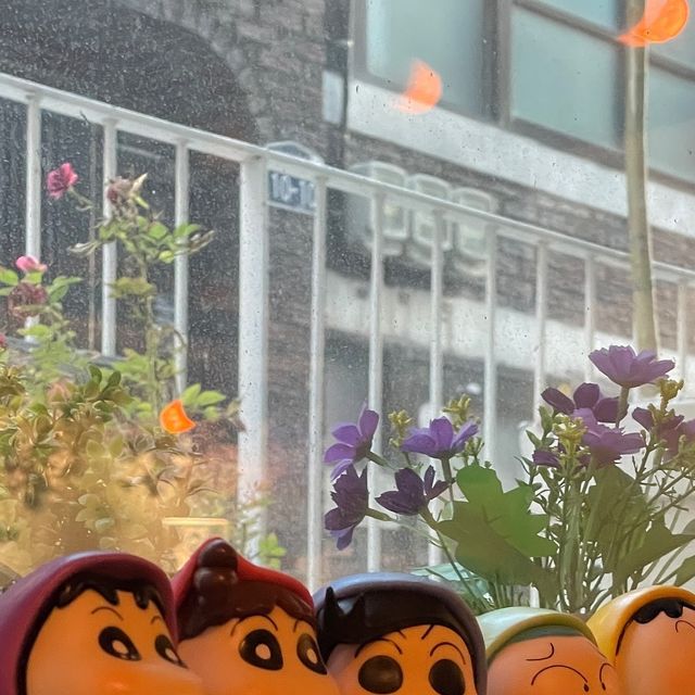 🦉 on Instagram: "#광고 #밤토리 

뚝섬역에서 가까운 성수 맛집 소개합니당⭐️
저는 제일 유명한 야키토리 8종세트에 돈코츠라멘까지 주문해서 하이볼과 함께 먹었는데 짱맛!ㅎㅅㅎ 
친구도 저도 퇴근하고 엄청 지쳐있었는데 바로 기분 업되버림❤️
역시 힘들땐 맛있는걸 먹어줘야져

바테이블, 안쪽에 홀테이블로 분리되어 있고 
너무 귀여워서 탐이탐이나는 귀여운 소품과 사진으로 꾸며놓은 인테리어가 꼭 일본에 작은 주점에 와있는 느낌이었어요😃
휴일없이 주7일 영업하니까 야키토리 좋아하시는분들, 핫한 성수에서 뭐먹지 고민하시는 분들 한번 방문해보세요🙏🏻

📍위치: 서울 성동구 왕십리로4길 10-9 1층 밤토리

#성수술집 #성수동맛집 #성수이자카야 #성수동야키토리 #뚝섬역술집 #성수동술집 #서울숲술집 #뚝섬역맛집 #성수핫플 #성수동이자카야"