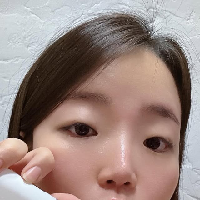 💛young💛 on Instagram: "#협찬 🧖🏻‍♀️셀레뉴 피부관리기🧖🏻‍♀️ @cellrenew_official

햇빛도 쨍쨍하고 습도는 올라가는 요즘 날씨에 건조해진 피부에 생기를 불어 넣어줄 #셀레뉴 #피부관리기
탄력은🔝높여주고 저주파 사용이 모두 가능하며 부위별 맞춤형으로 탄력을 원하는 부위에 정확한 자극을 주는 제품입니다:)

✅3가지 모드->LED 탄력/2모드 저주파 기능

#뷰티디바이스 #뷰티디바이스추천 #뷰티기기 #홈케어기기 #피부탄력 #탄력케어 #주름개선"