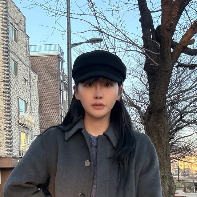 @ab_out_yeb_in on Instagram: "#광고 @osawa_official 

멋쟁이룩에 미니멀하고 깔끔한 레더 백으로 포인트🖤

안전헌 수납이 가능한 내부 파우치에
크로스백으로 스타일링이 가능한 구성🖤
Fabel Bridge Leather bag

https://osawa.co.kr/

#오사와 #OSAWA #레더백#레더가방#가방추천#크로스백#여성스트릿 #캐주얼 #페미닌 #트렌디룩 #데일리룩 #코디추천 #모던시크 #스트릿패션 #아담소녀 #daily#좋반 #일상"