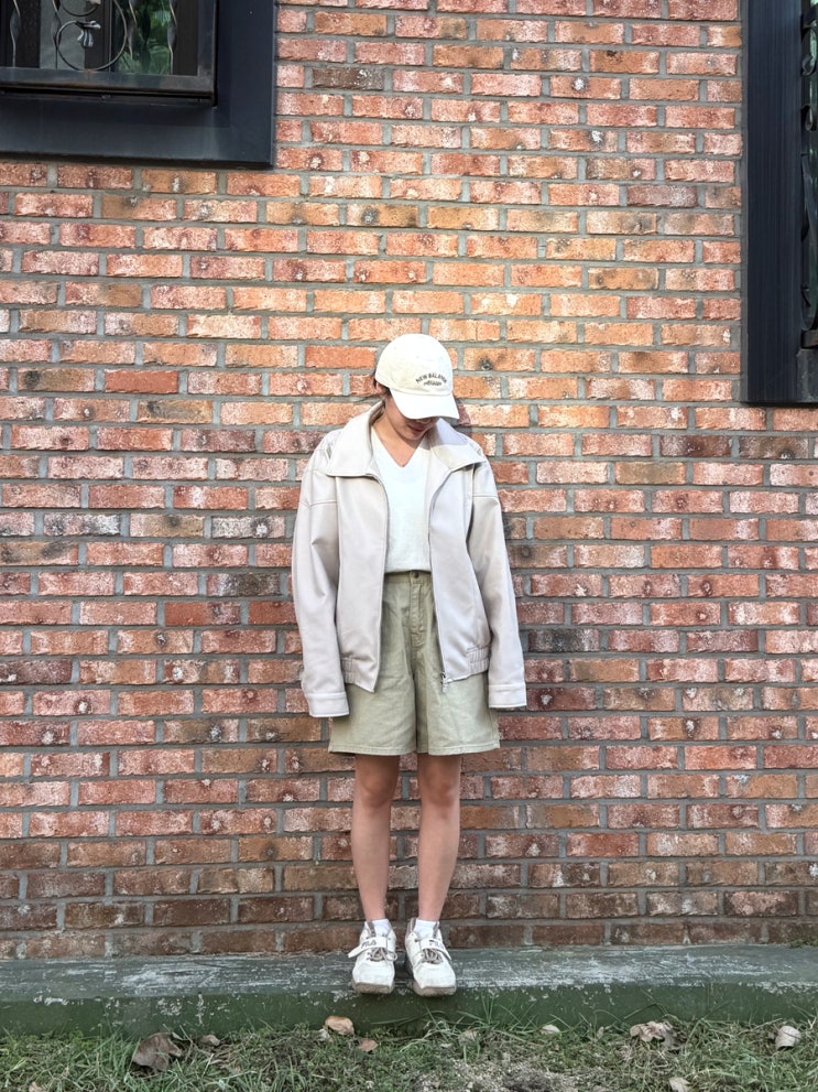 여자레더자켓 오버핏 비바브라운 아이보리로 깔끔함의 정석