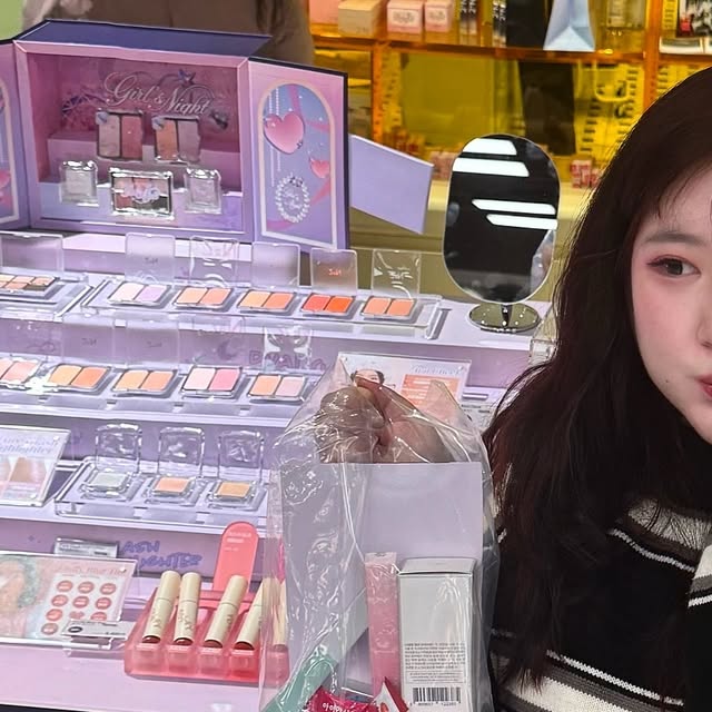 연냐 on Instagram: "(@@주말에 여기 ㄱㄱ!!) 요즘 핫한 투에이엔, #더현대팝업 한다고? 40% 할인까지! 

✅ 투에이엔 (@2an_official )

🌙🩷

걸스나잇 컬렉션이 출시되었는데 보자마자 너무 예뻐서 바로 구매 갈길 수밖에 없음 무려 최대 40%까지 할인하니까 이럴 때 쟁여쟈요? 평소에 갖고 싶었던 제품 야무지게 구매함!

🎈팝업 현장 이벤트

(1) 스쿱 이벤트 제품 구매 시 담는 만큼 가져갈 수 있어서 저는 립 제품뿐만 아니라 프라이머 담아버림 오예 ❤️‍🔥

(2) 룰렛 이벤트 : 팝업 현장 SNS 업로드 시, 뽑기 이벤트 진행

💭개인적으로 너무 추천할 투에이엔 템

듀얼치크 09 하트 벌룬 << 쿨론들이 환장할 색감
딸기우유 색과 부드러운 핑크 
(웜톤 분들은 듀얼치크 10 러브포션)

광택립 럽버는 듀 글로이 틴트 추천

밝고 자연스럽게 차오르는 생기< 이게 상당하고
원하는 색깔 골라서 하는 거 왕추천

일단 연냐 픽은 (여름 쿨톤 브라이트)

03 스터닝 / 08 뮤즈 / 멜로즈

여기서 아이린님 픽은 08 뮤즈라고 해요!

*2aN 브랜드로부터 제품을 제공 받았지만 저의 솔직한 견해를 담아 포스팅을 작성하였습니다!

#투에이엔 #2an #투에이엔팝업 #걸스나잇컬렉션 #듀얼치크 #베러미아이팔레트 #퓨어글래시하이라이터 #더현대 #더현대서울 #더현대팝업 #더현대비클린팝업 #비클린팝업 #팝업추천 #팝업스토어 #연말데이트"
