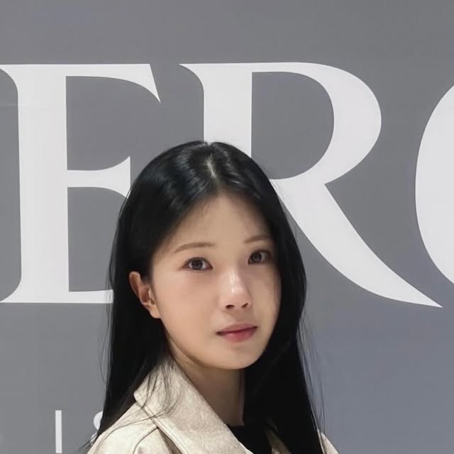 yyee.oonn | #광고 새해맞이 선물 사러 오랜만에 백화점 나들이 🙉 
날이 따뜻해서 오늘은 옷을 가볍게 입었는데요 
클래식한 카라로 단정한 무드 연출해주는 
아이러니포르노화이트라인 스웨이드 자켓과 함께했어요 
루즈핏으로 아방하게 떨어지는 핏에 
오묘한 베이지... | Instagram